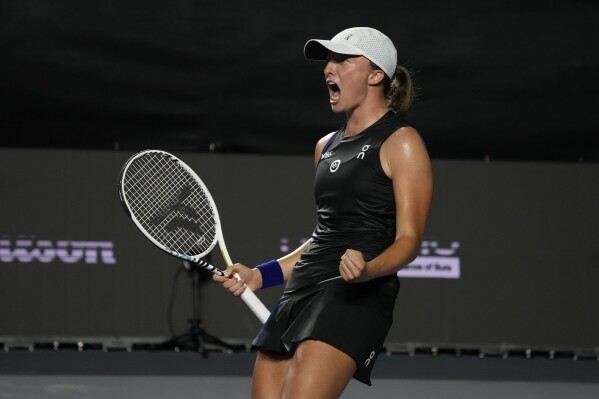 Iga Swiatek tops Aryna Sabalenka at the WTA Finals to reach the